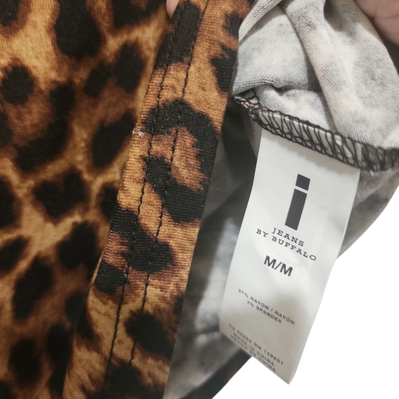 NWT Buffalo Med women's top Blouse animal print cold shoulder cap sleeve - Picture 5 of 10